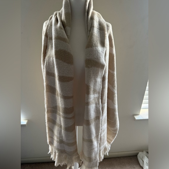 *****SOLD******Brushed Blanket Scarf/Shawl- NWT - Picture 2 of 12